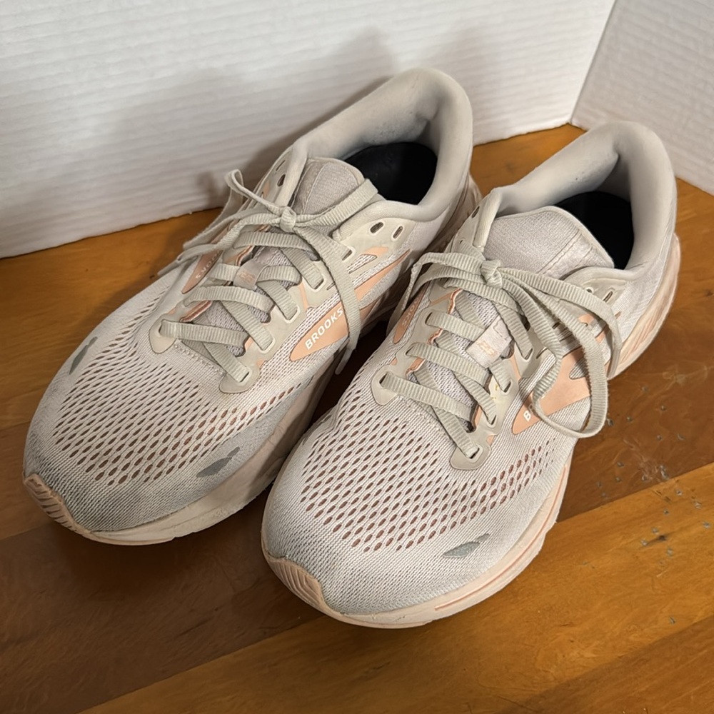 Brooks Adrenaline GTS 23 Women’s size 9.5